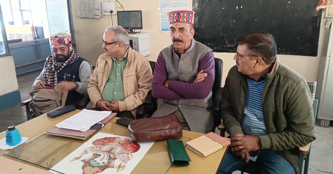 बैठक करते प्रतिनिधि