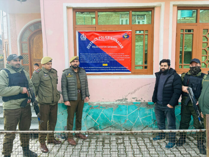 एक कुख्यात ड्रग तस्कर की तीन करोड़ रुपये की संपत्ति जब्त एक कुख्यात ड्रग तस्कर की तीन करोड़ रुपये की संपत्ति जब्त