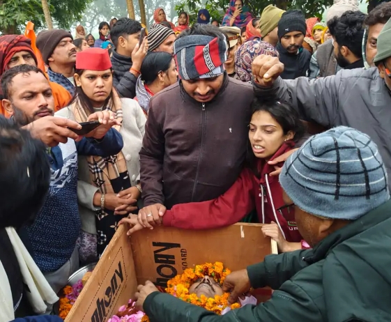 जवान से लिपट कर रोते परिजन