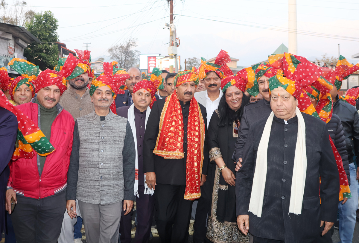 कांगड़ा कार्निवाल का शुभारंभ मौके पर शोभा यात्रा के दौरान उपमुख्यमंत्री और अन्य।