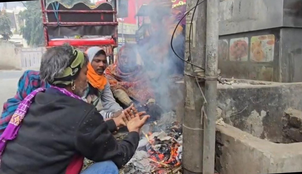 आग सेंकते रिक्शाचालक