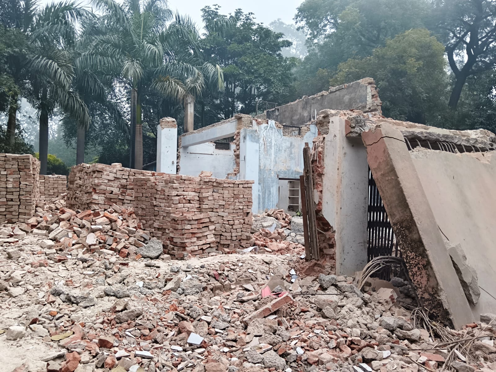 गिराया गया पुराना भवन