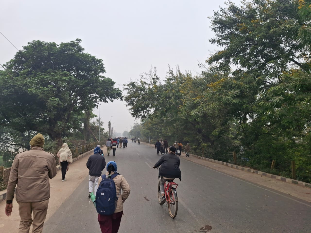 राजघाट पुल पर पैदल आते—जाते लोग