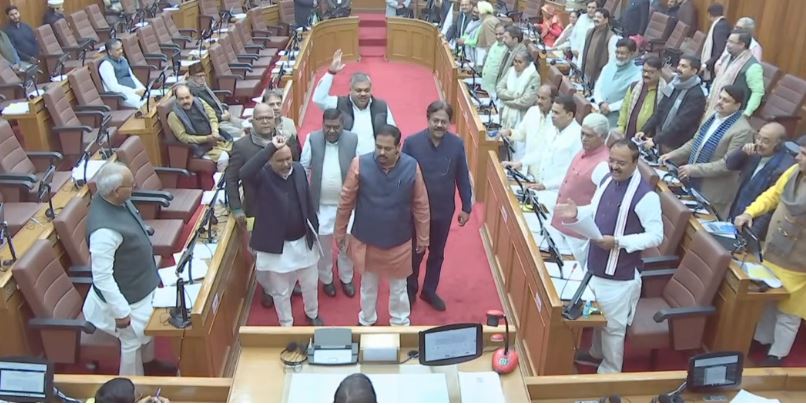 विधान परिषद में आरक्षण के मुद्दे पर विपक्षी दल के नेता हंगामा करते और बोलते उप मुख्यमंत्री केशव प्रसाद मौर्य विधान परिषद में आरक्षण के मुद्दे पर विपक्षी दल के नेता हंगामा करते और बोलते उप मुख्यमंत्री केशव प्रसाद मौर्य