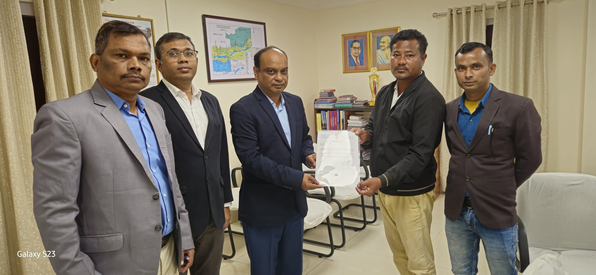 रेलवे ट्रैक पर हाथियों की सूचना देने पर घोग्रापार के कमल बोरो को सम्मानित किए जाने की तस्वीर.