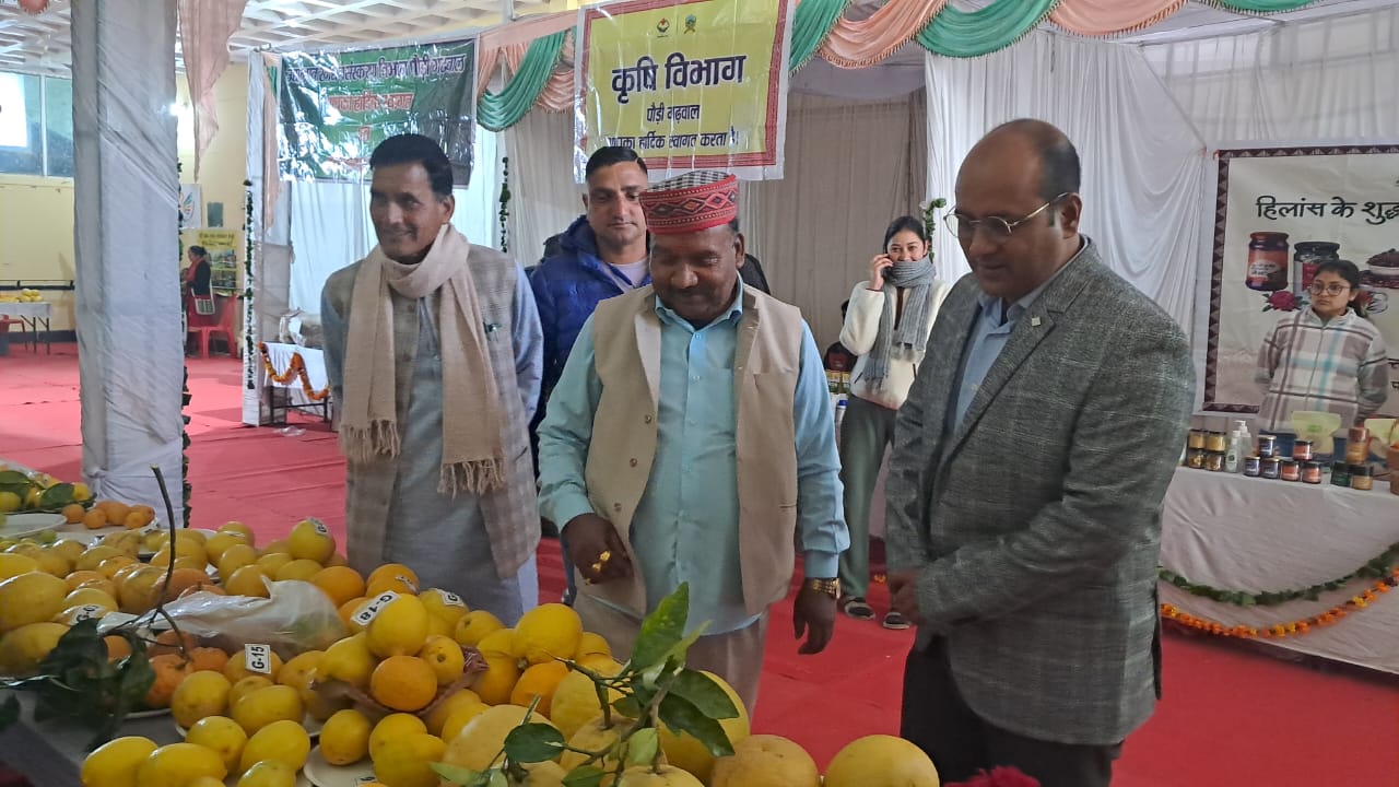 माल्टा महोत्सव कार्यक्रम में पहाड़ी उत्पादकों का निरीक्षण करते विधायक राजकुमार पोरी