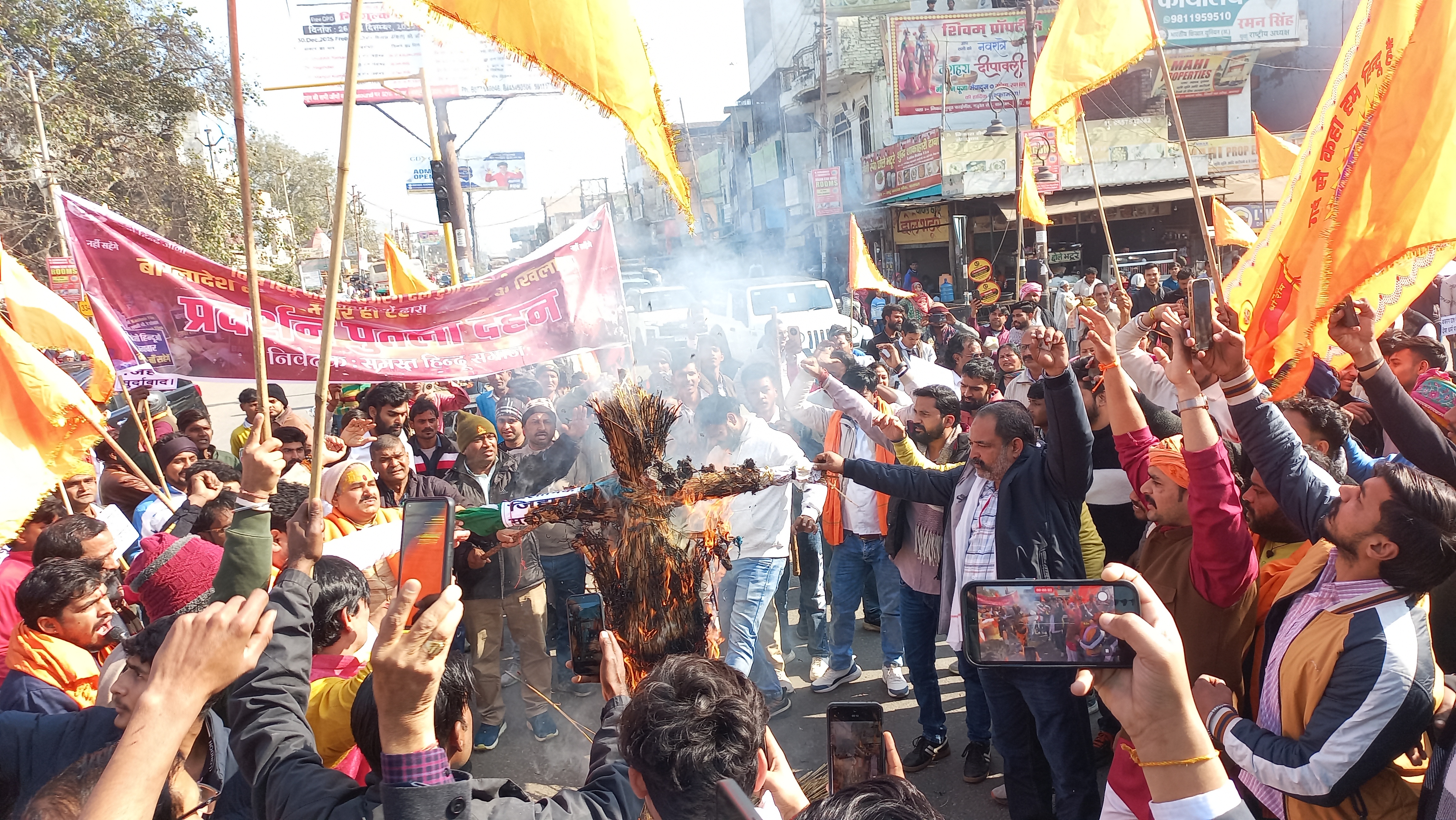 बागपत में इस्लामिक आतंकवाद का पुतला जलाते प्रदर्शनकारी