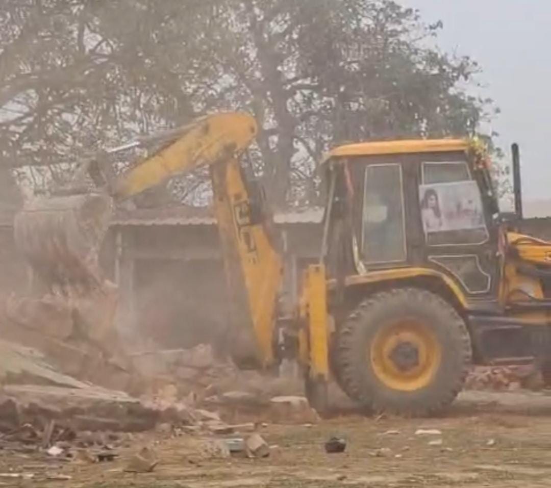 अतिक्रमण हटाता बुलडोजर