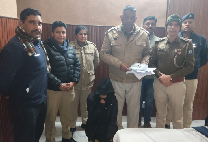 महिला के साथ पुलिस टीम.