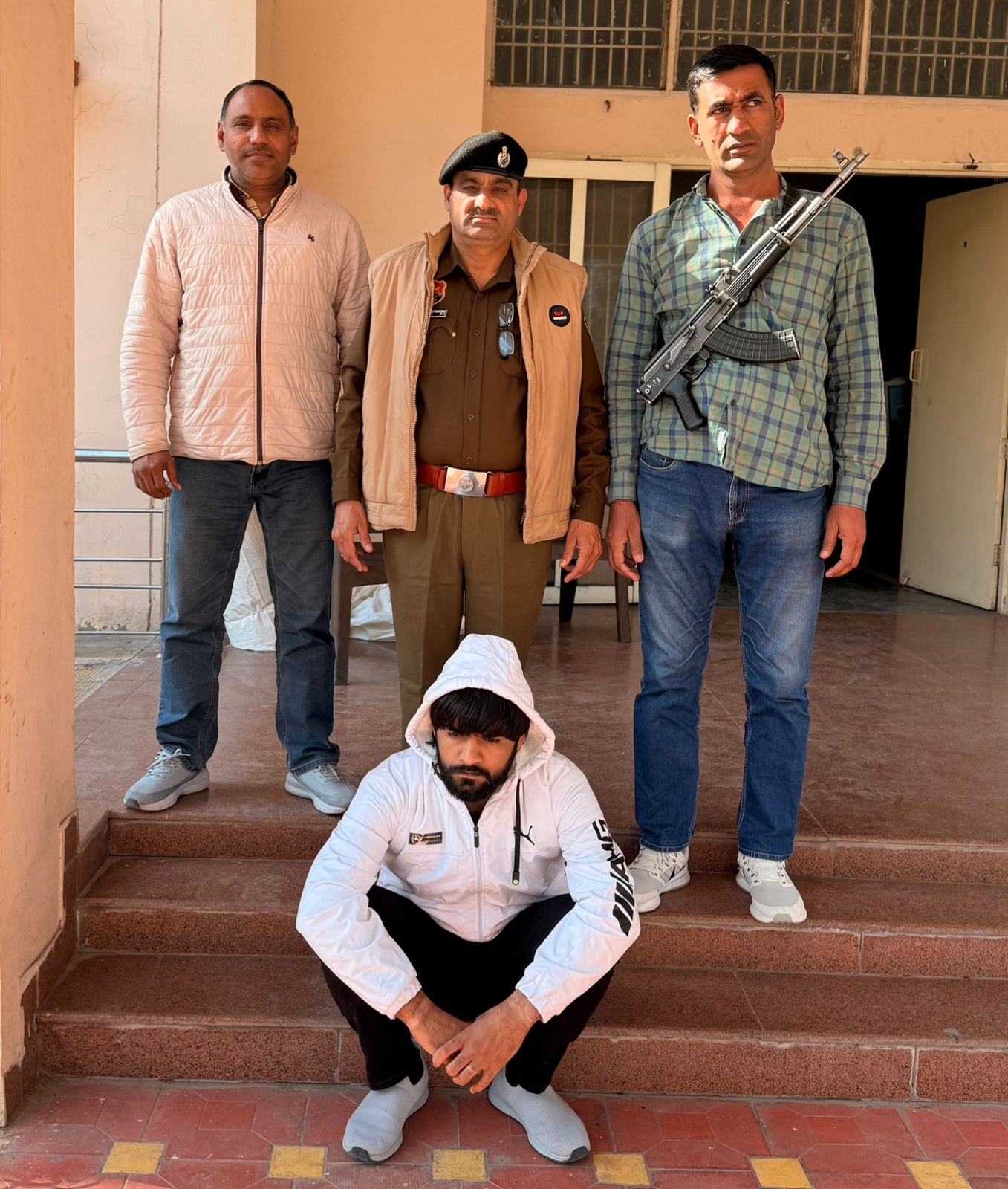 पुलिस गिरफ्त में हत्यारोपित शंकर। पुलिस गिरफ्त में हत्यारोपित शंकर।