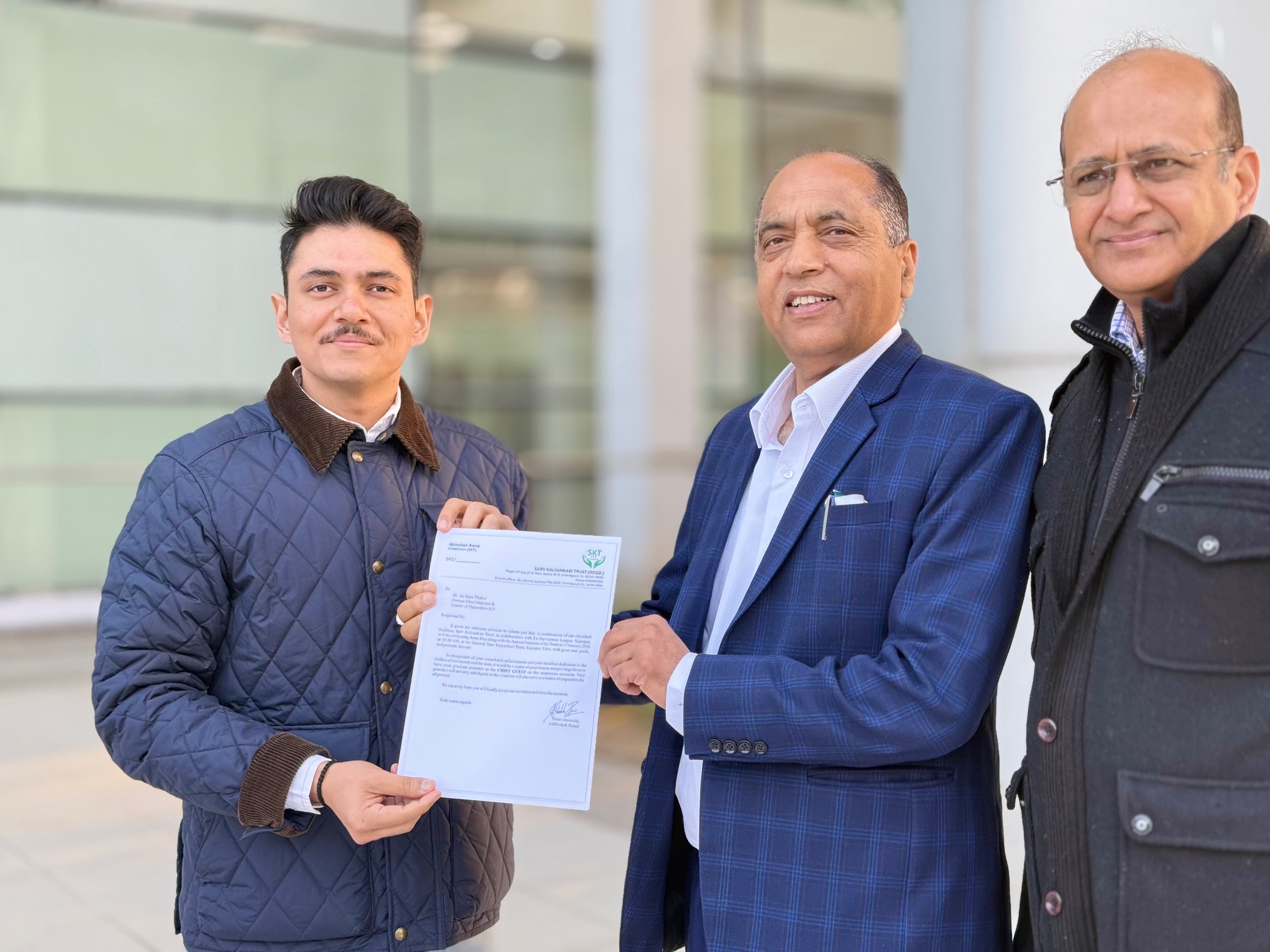 Chief Minister  जयराम ठाकुर को कार्यक्रम में आने का निमंत्रण देते अभिषेक राणा