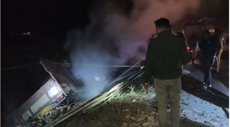 घातक गाड़ी में लगी आग को बुझाती दमकल कर्मी घातक गाड़ी में लगी आग को बुझाती दमकल कर्मी