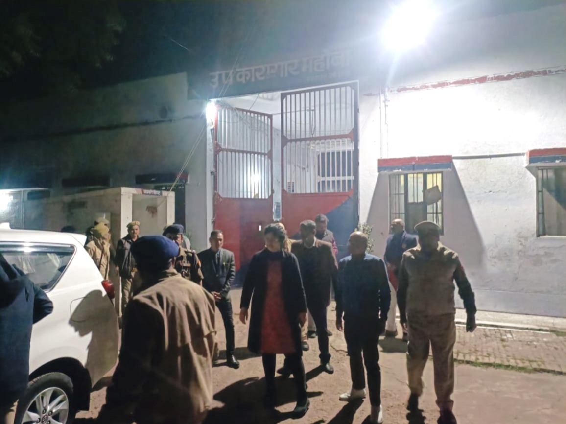 निरीक्षण कर उपकारागार से बाहर आते अधिकारी निरीक्षण कर उपकारागार से बाहर आते अधिकारी