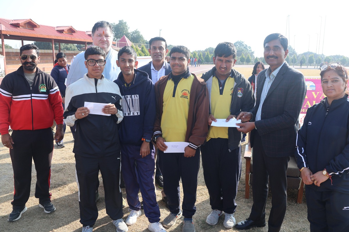 दिव्यांग बच्चों के साथ मंडलायुक्त.