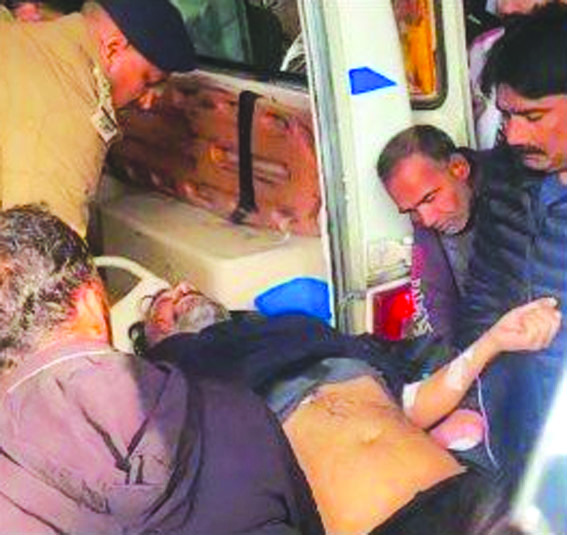 घायल को उपचार के लिए ले जाते हुए