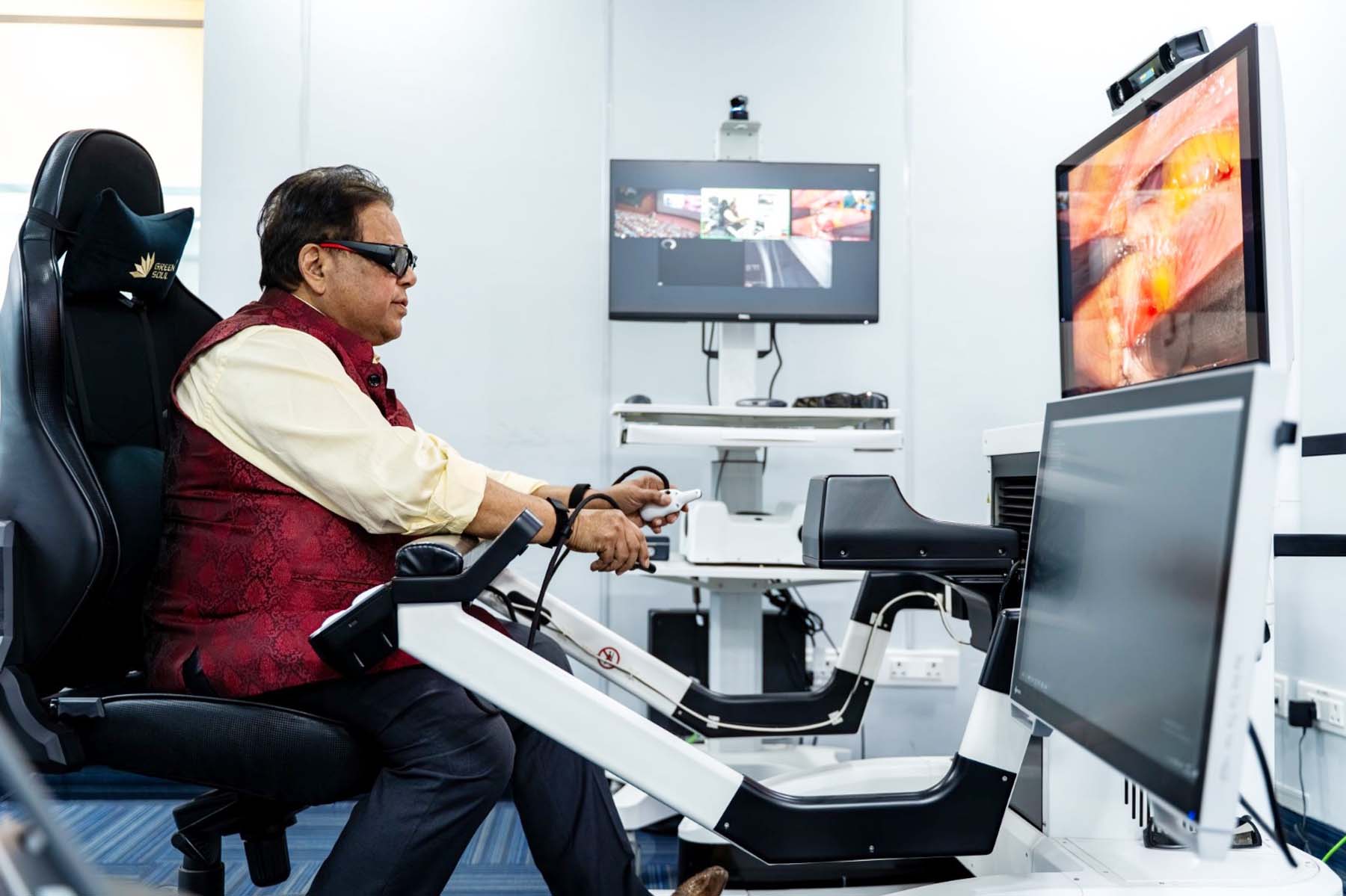 गुरुग्राम से रोबोटिक सर्जरी करते एसएस इनोवेशन के संस्थापक चेयरमैन एवं सीईओ डा. सुधीर पी. श्रीवास्तव। गुरुग्राम से रोबोटिक सर्जरी करते एसएस इनोवेशन के संस्थापक चेयरमैन एवं सीईओ डा. सुधीर पी. श्रीवास्तव।