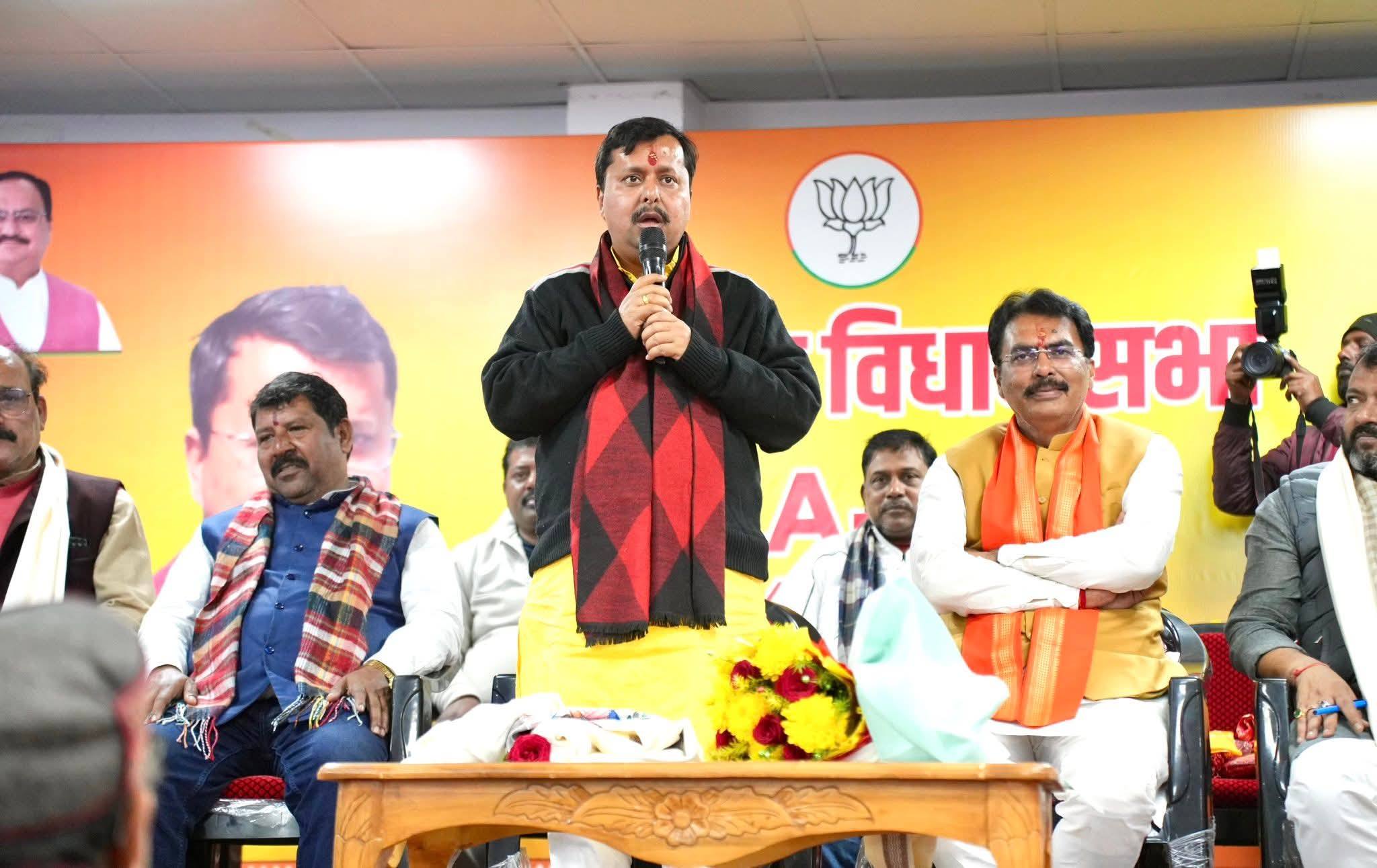 बैठक के दौरान बीएलओ को सम्बोधित करते नितिन नबीन