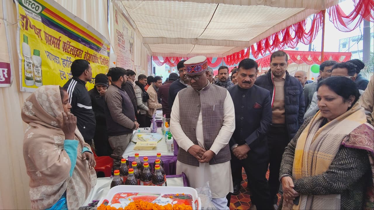 राज्य मंत्री गिरीश चंद्र यादव जिलाधिकारी डॉ दिनेश चंद्र सिंह के साथ स्टाल का अवलोकन करते हुए