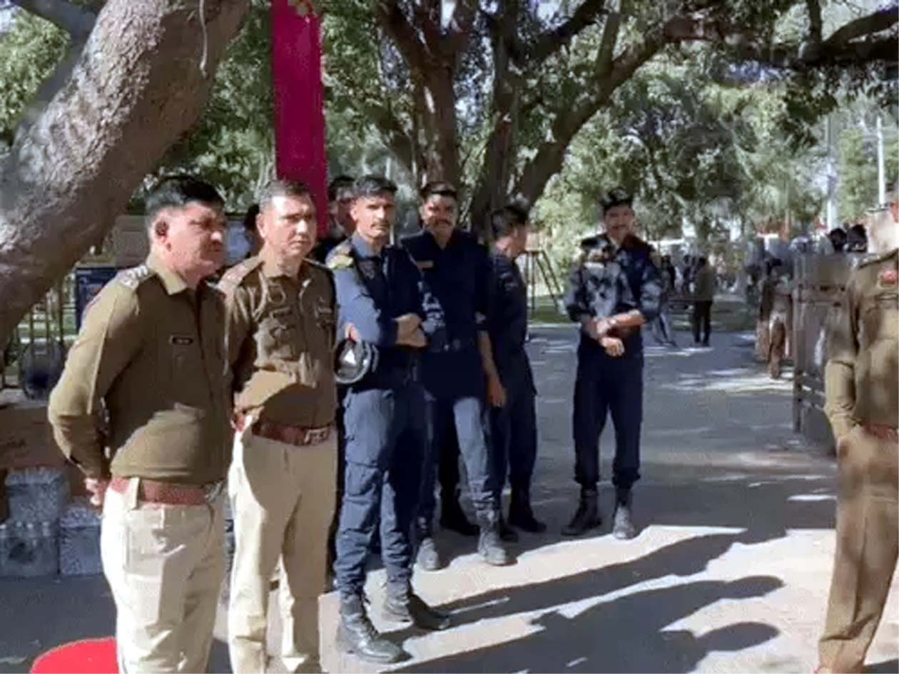 स्थिति पर नजर रखने के लिए तैनात पुलिस के जवान। स्थिति पर नजर रखने के लिए तैनात पुलिस के जवान।