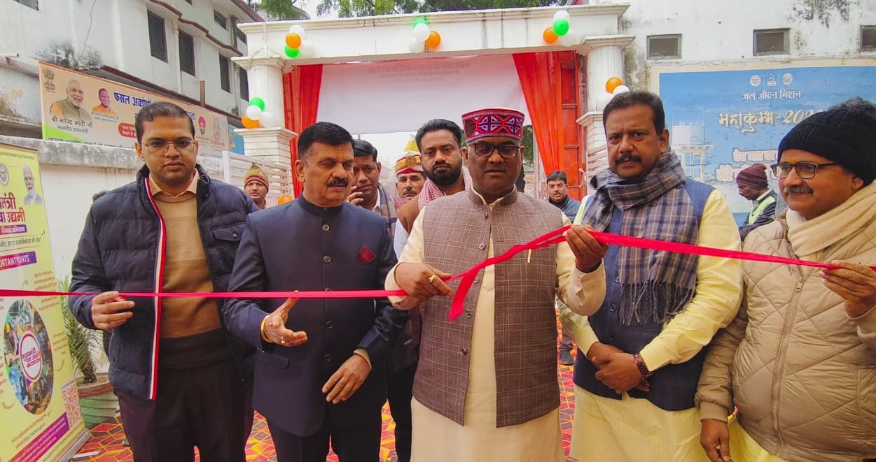 कार्यकम का फीता काट कर उद्घाटन करते हुए राज्य मंत्री गिरीश चंद्र यादव