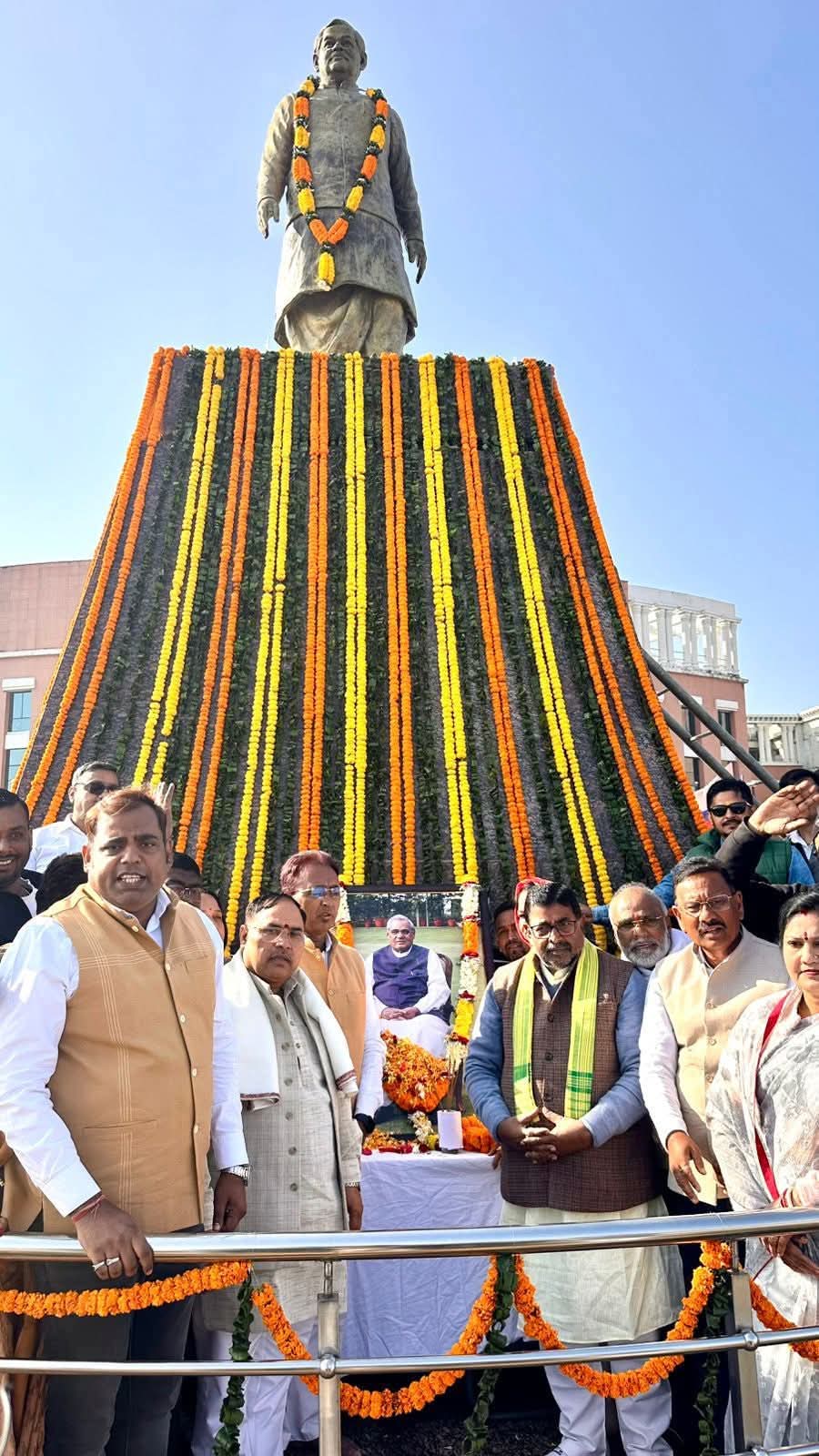 विधानसभा में श्रद्धांजलि देते भाजपा नेता विधानसभा में श्रद्धांजलि देते भाजपा नेता