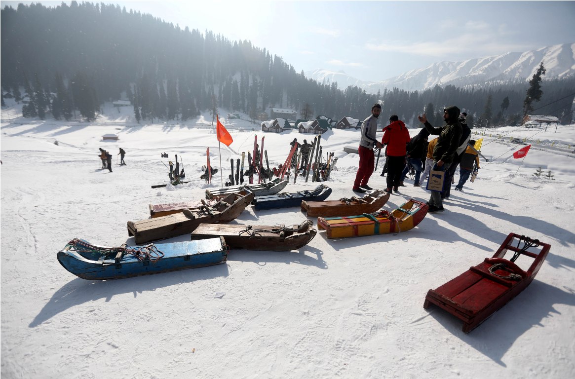 मौसम की पहली बर्फबारी ने कश्मीर के शीतकालीन पर्यटन क्षेत्र में फूंकी नई जान