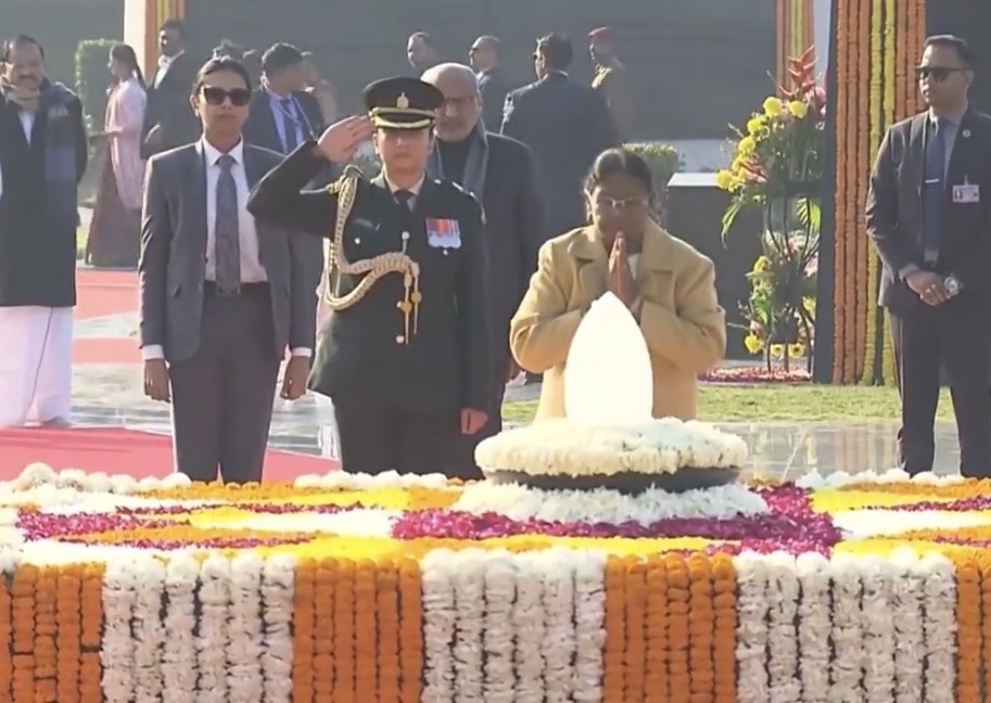 राष्ट्रपति द्रौपदी मुर्मू और उपराष्ट्रपति सीपी राधाकृष्णन और प्रधानमंत्री नरेंद्र मोदी पूर्व प्रधानमंत्री अटल बिहारी वाजपेयी को श्रद्धांजलि देते हुए