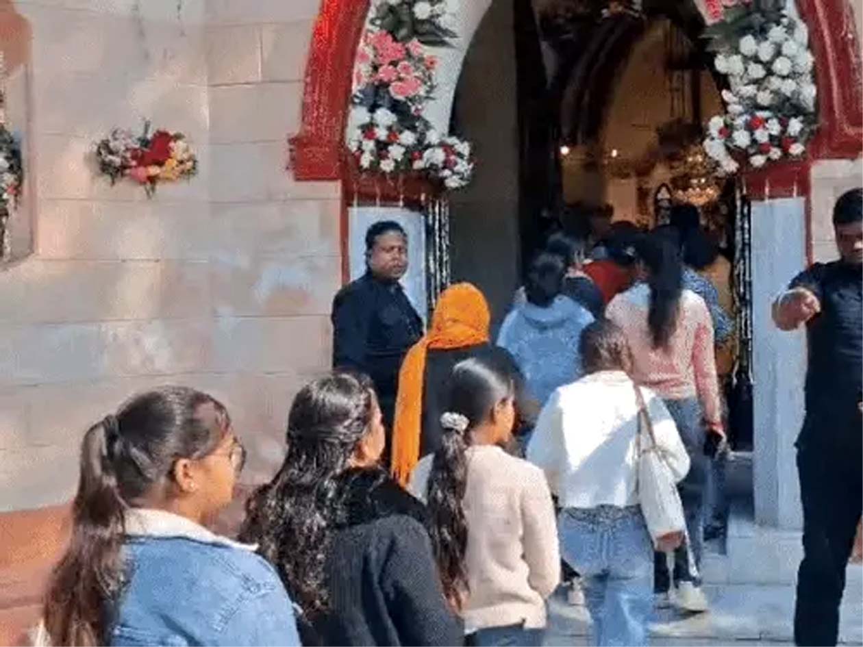 चर्च में प्रार्थना के लिए जाते लोग। चर्च में प्रार्थना के लिए जाते लोग।