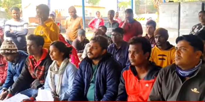 बड़े दिन पर डेबरा थाने में पुलिस ने लौटाए खोए मोबाइल फोन।