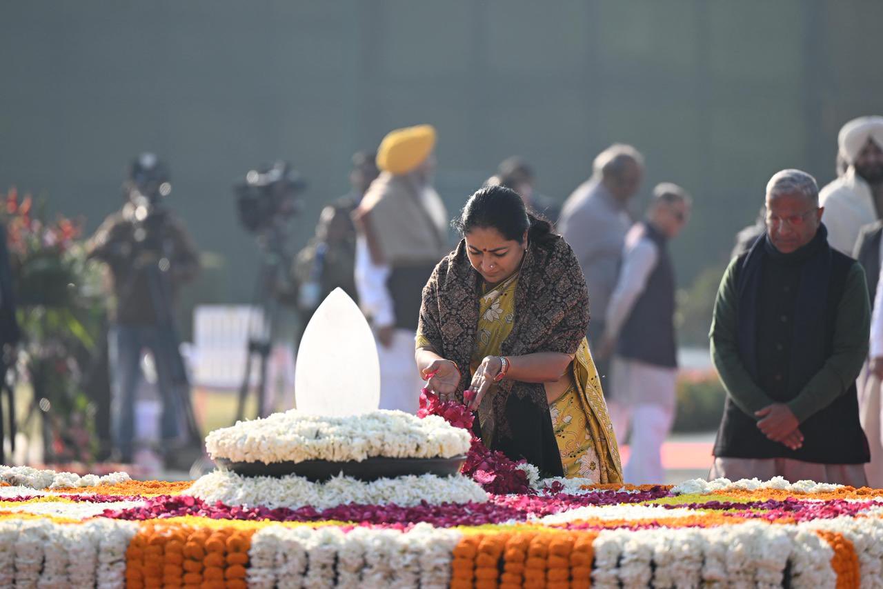‘सदैव अटल’ में अटल बिहारी वाजपेयी भावभीनी श्रद्धांजलि अर्पित करती मुख्यमंत्री रेखा गुप्ता