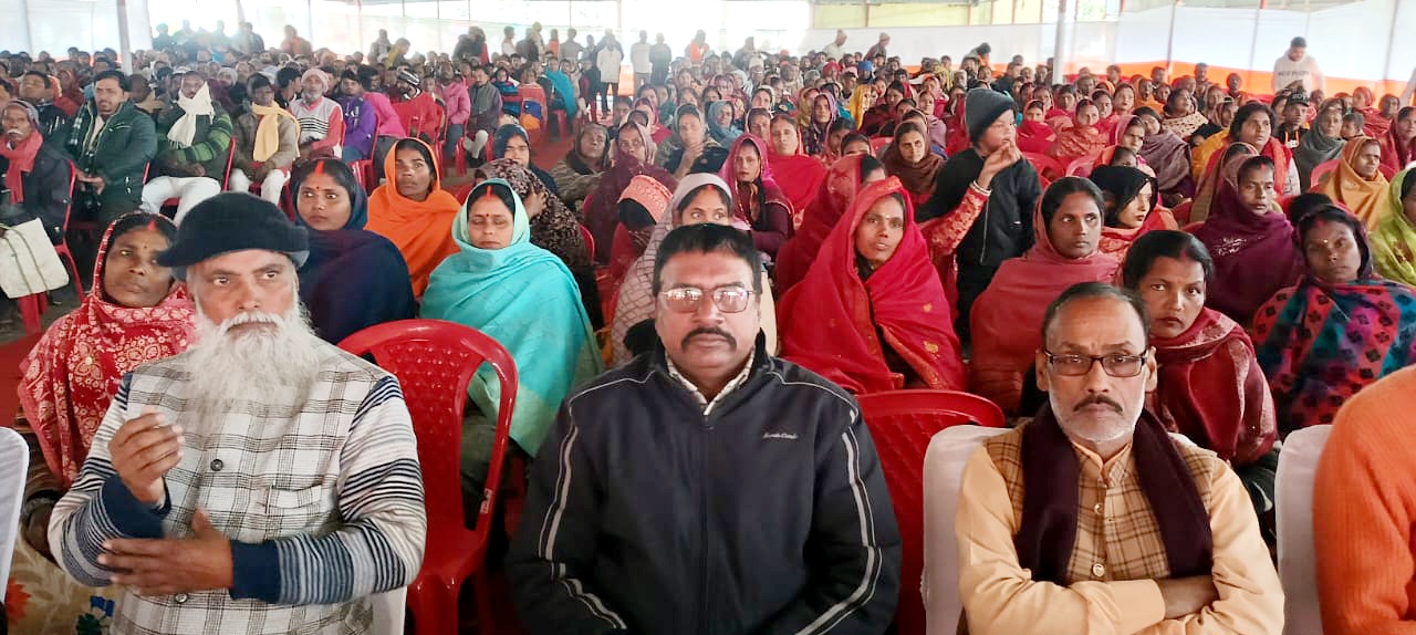 कार्यक्रम में भाग लेते किसान