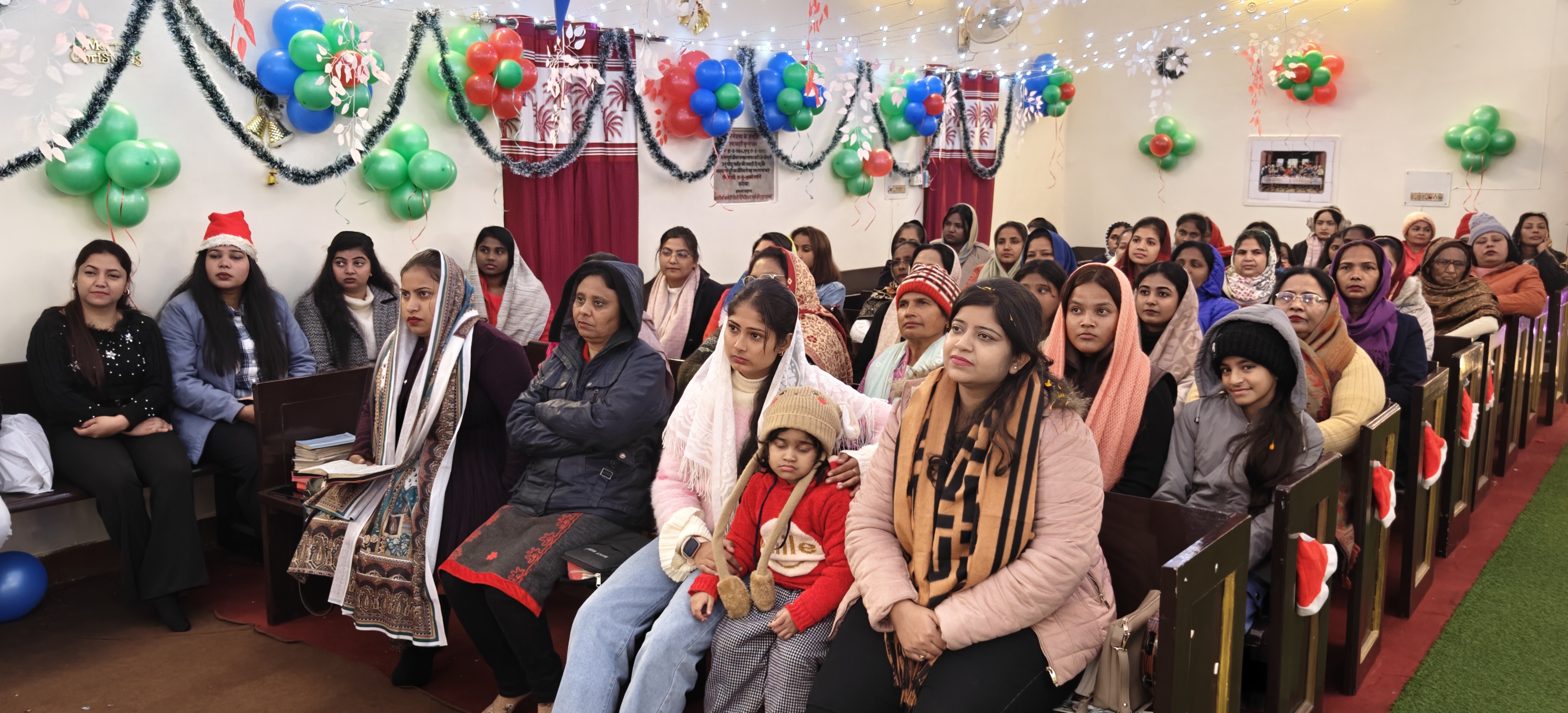 दांग चर्च में आराधना सभा में उपस्थित मसीह समाज के लोग।