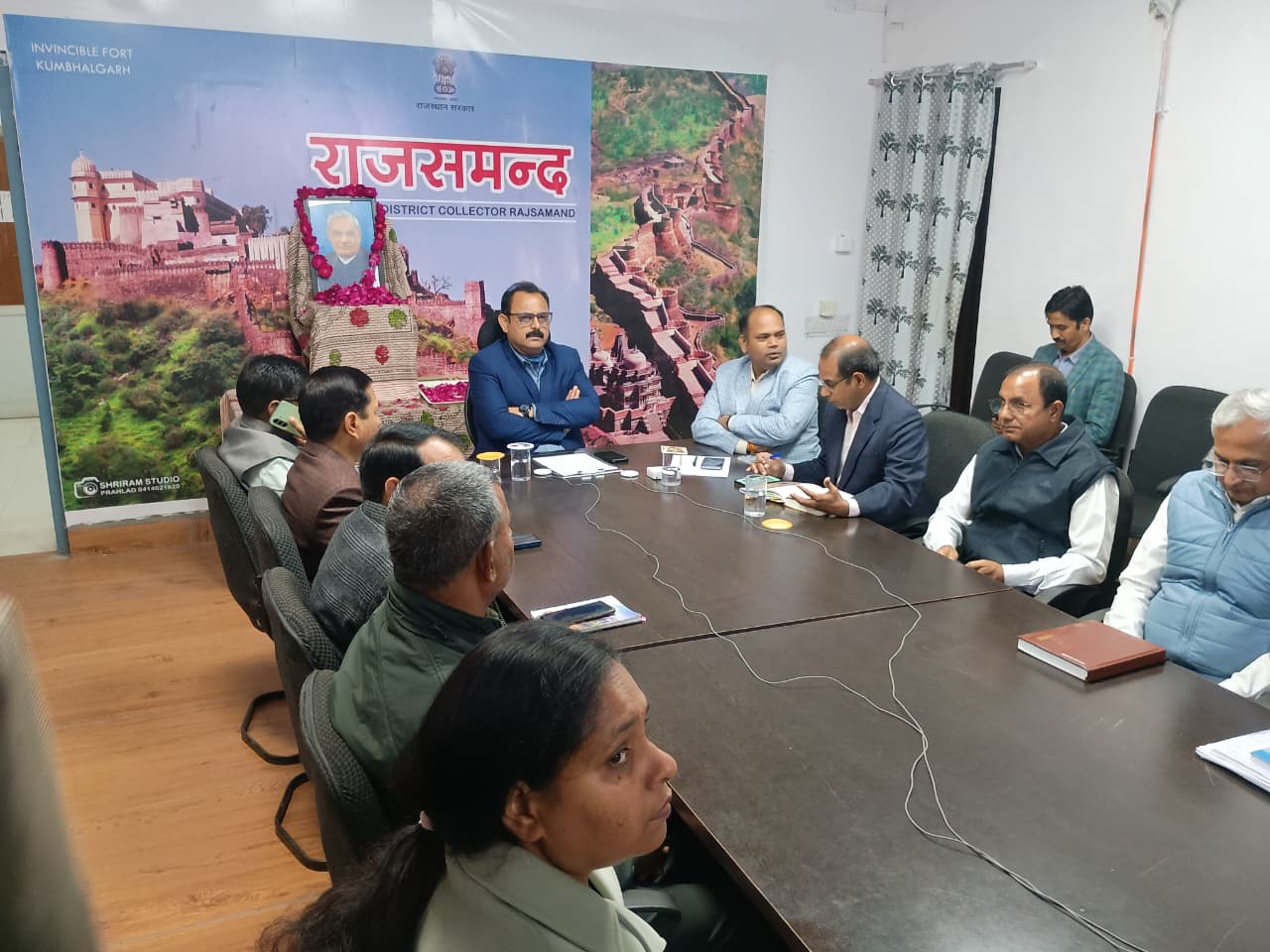 शपथ दिलवाते हुए जिला कलेक्टर एवं कार्यक्रम में उपस्थित होकर जानकारी देते हुए