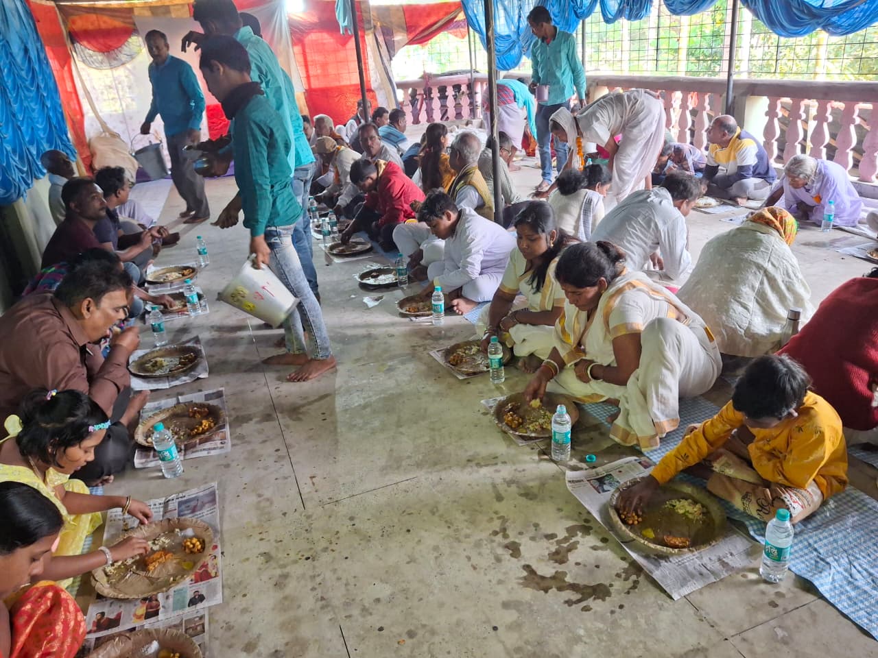 खड़गपुर में तुलसी पूजन कार्यक्रम के दौरान तुलसी पूजा करते श्रद्धालु