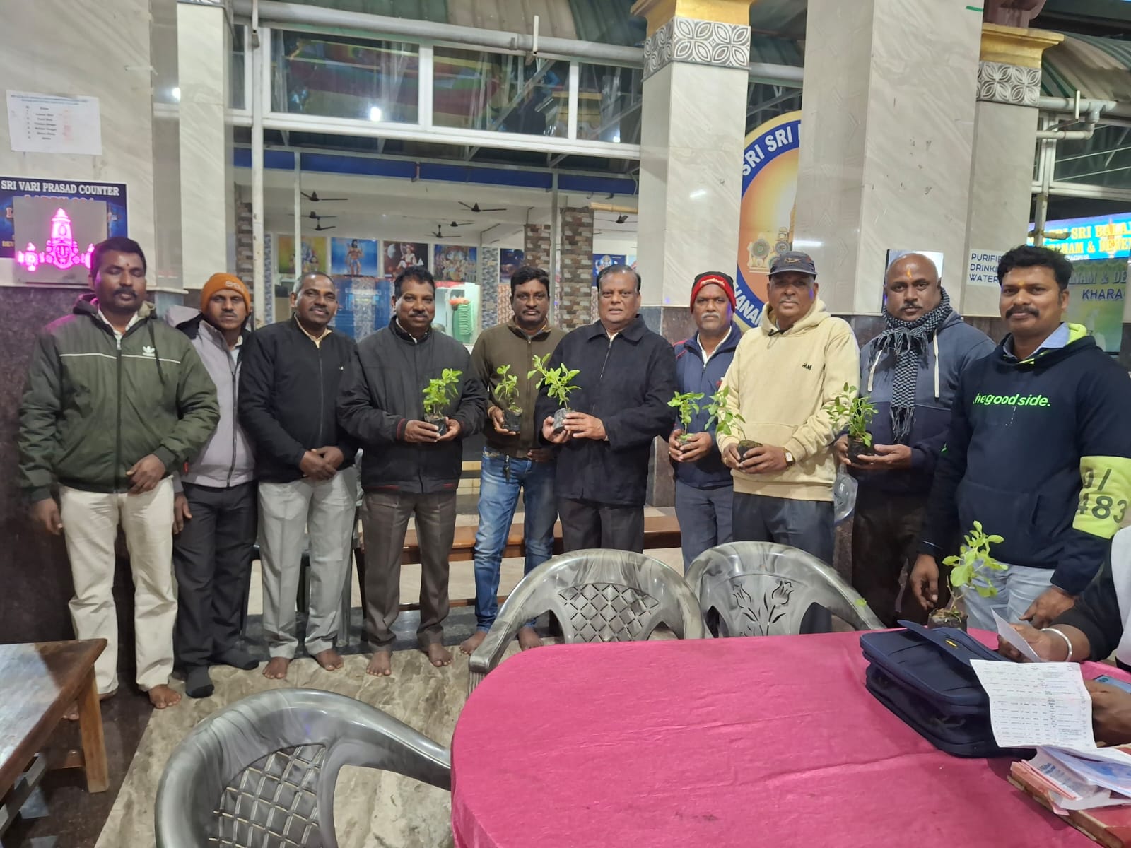 खड़गपुर में तुलसी पूजन कार्यक्रम के दौरान तुलसी पूजा करते श्रद्धालु