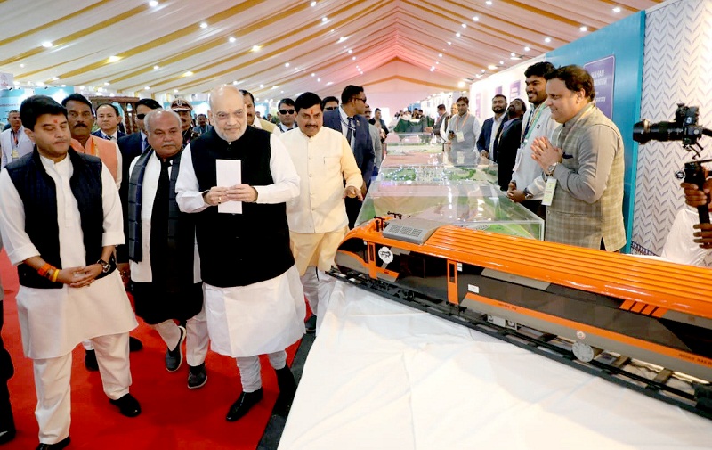 अभ्युदय एमपी ग्रोथ समिट में प्रदर्शनी का अवलोकन