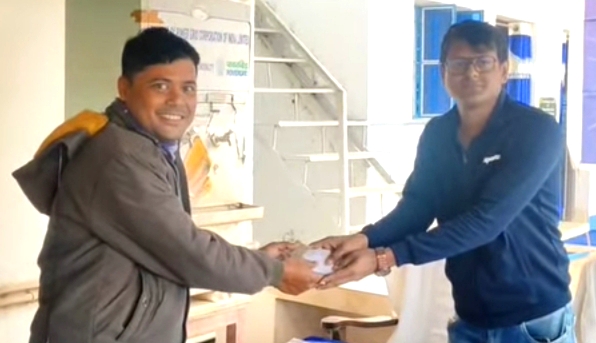 बड़े दिन पर डेबरा थाने में पुलिस ने लौटाए खोए मोबाइल फोन।