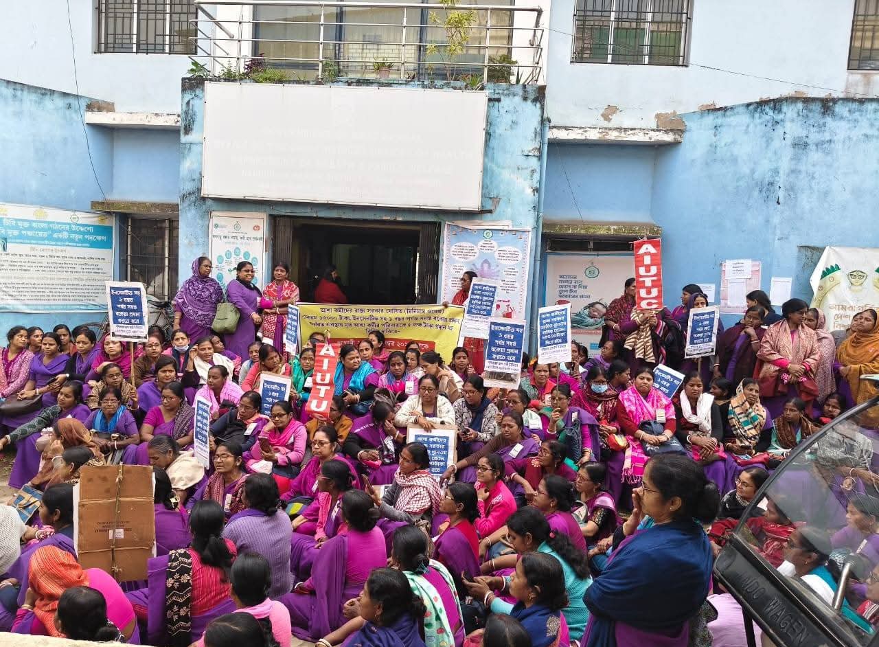 आठ सूत्री मांगों को लेकर दासपुर, घाटाल व चंद्रकोणा में सड़क पर उतरीं आशा कर्मी। आठ सूत्री मांगों को लेकर दासपुर, घाटाल व चंद्रकोणा में सड़क पर उतरीं आशा कर्मी।