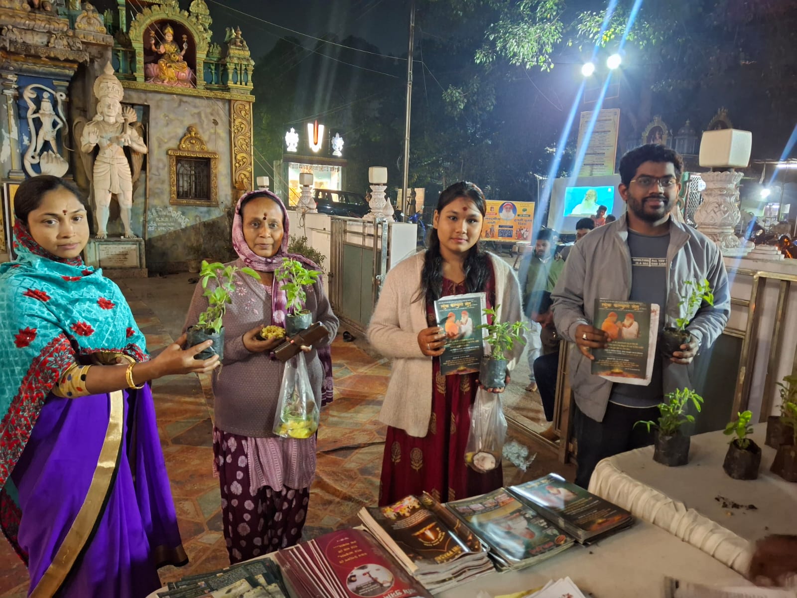 खड़गपुर में तुलसी पूजन कार्यक्रम के दौरान तुलसी पूजा करते श्रद्धालु