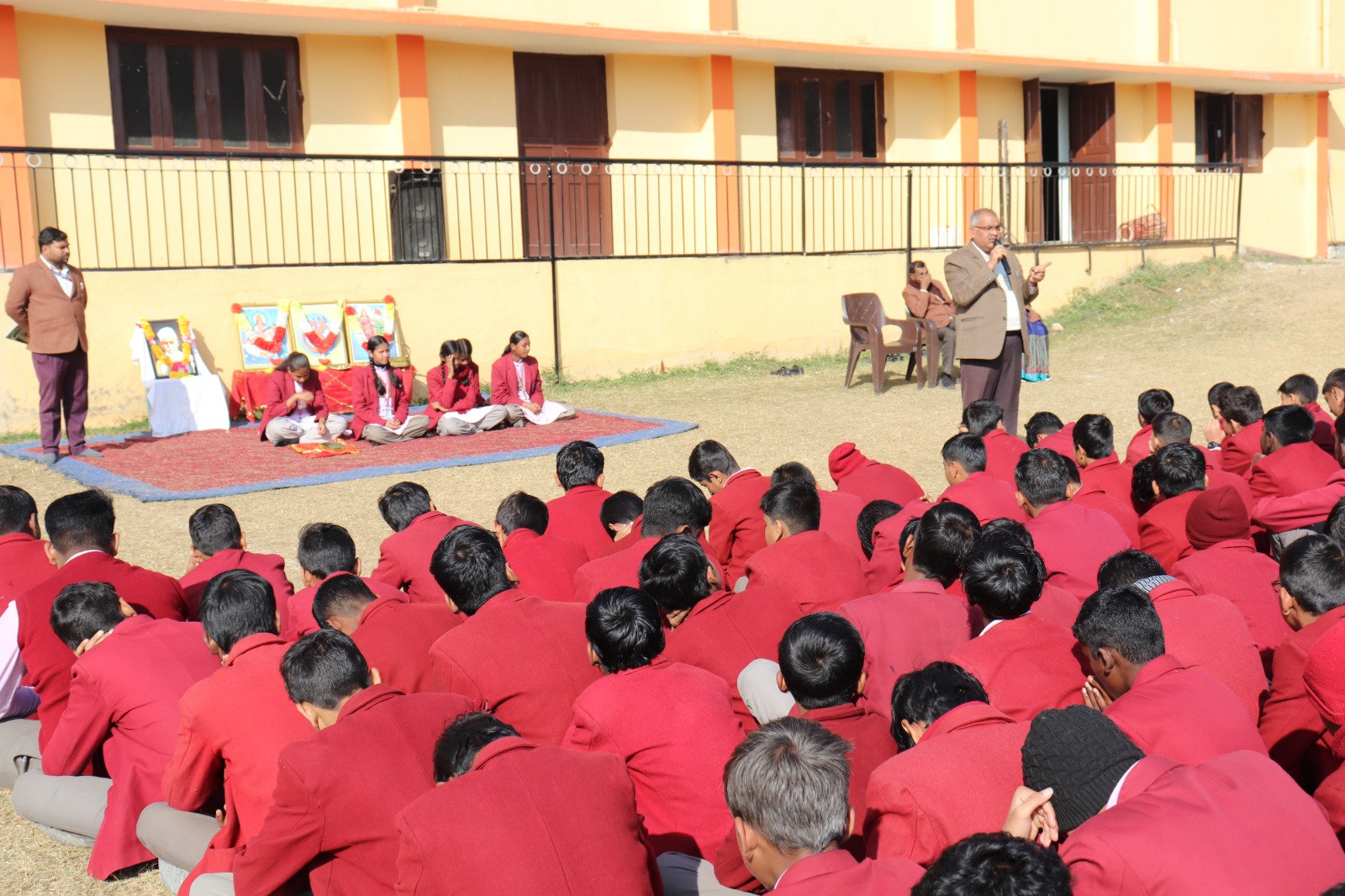 कार्यक्रम में प्रधानाचार्य और छात्रगण