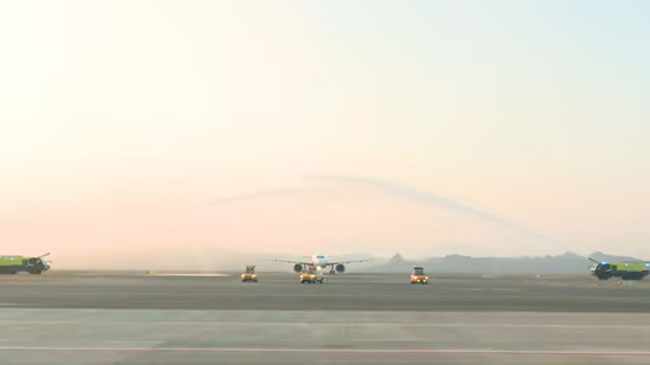 फोटो: नवी मुंबई एयरपोर्ट सेरेमोनियल वॉटर कैनन सैल्यूट के साथ शुरु