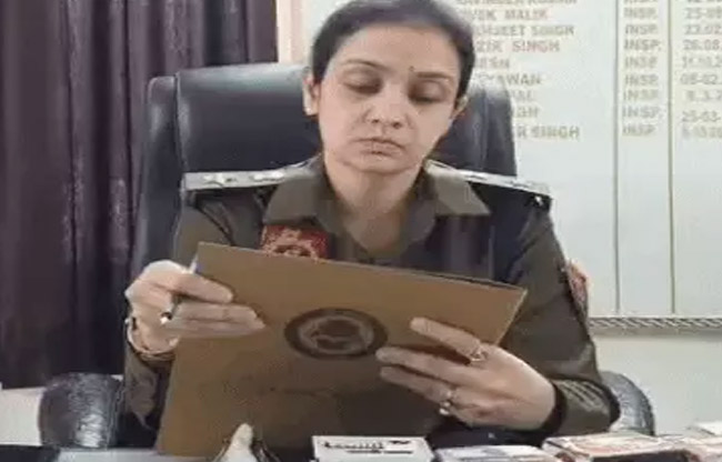 डीसीपी भारती डबास जानकारी देते हुए