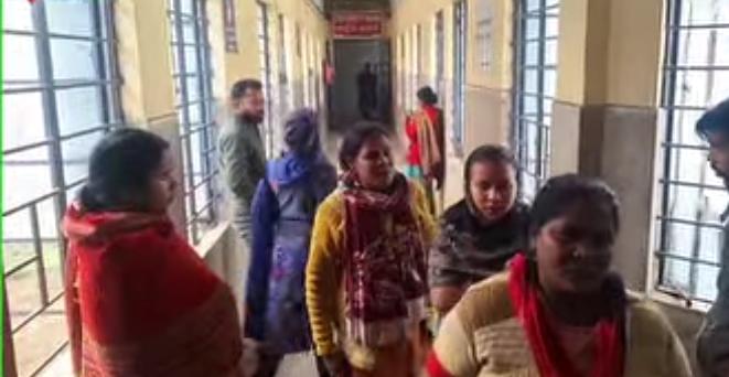 खड़गपुर महकमा अस्पताल में गर्भस्थ शिशु की मौत के बाद विरोध प्रदर्शन करते परिजन