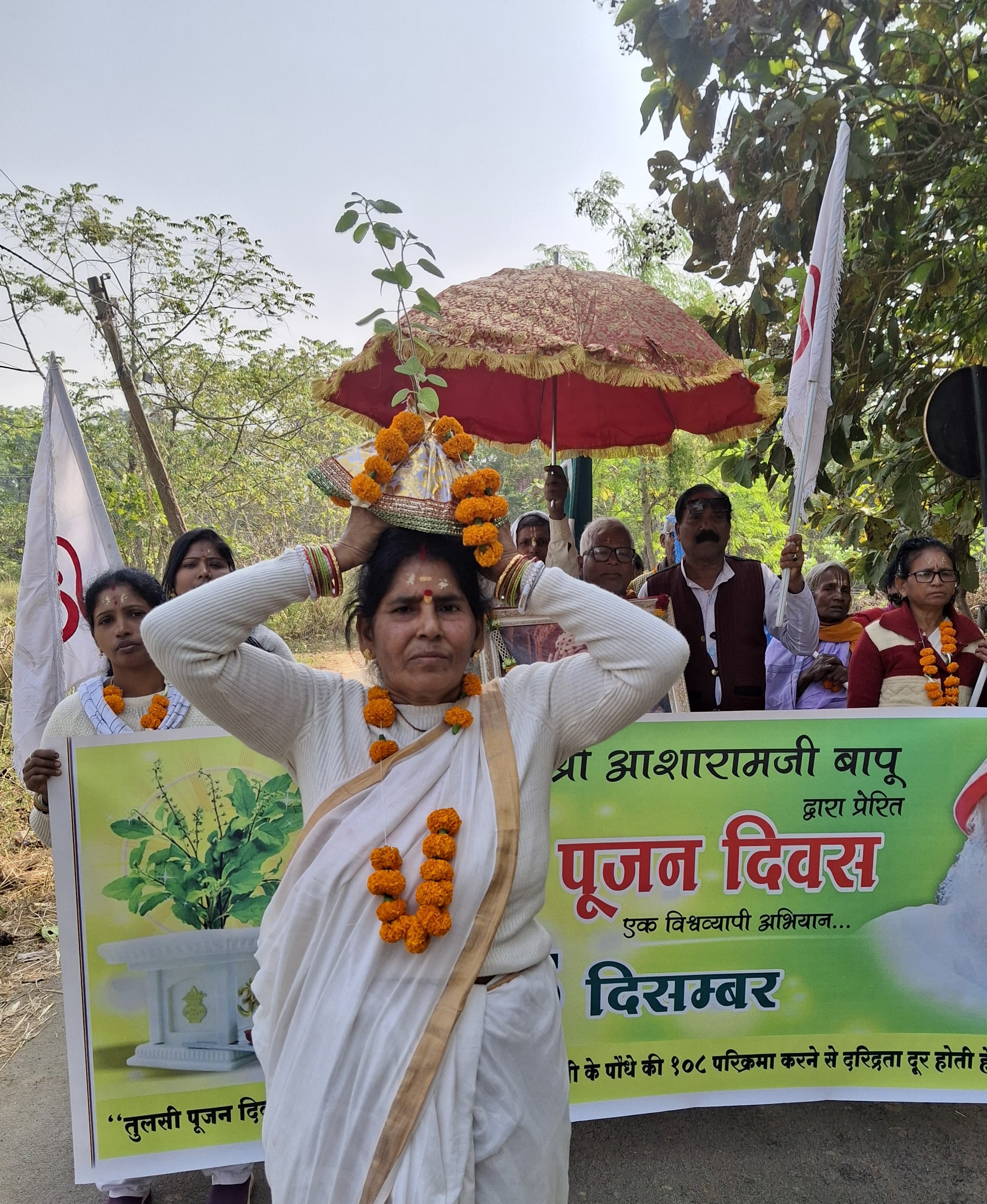 खड़गपुर में तुलसी पूजन कार्यक्रम के दौरान तुलसी पूजा करते श्रद्धालु