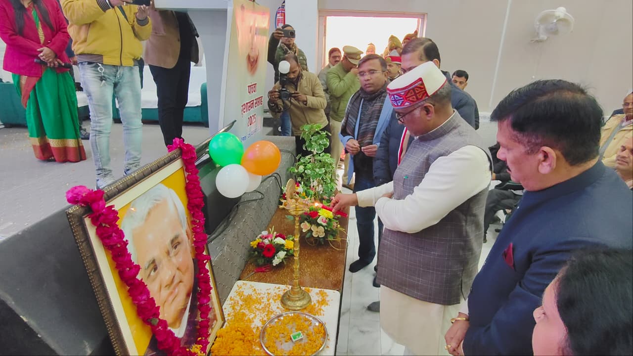 प्रधानमंत्री अटल बिहारी वाजपेयी जी को श्रद्धांजलि अर्पित करते हुए दीप प्रज्वलित करते हुए