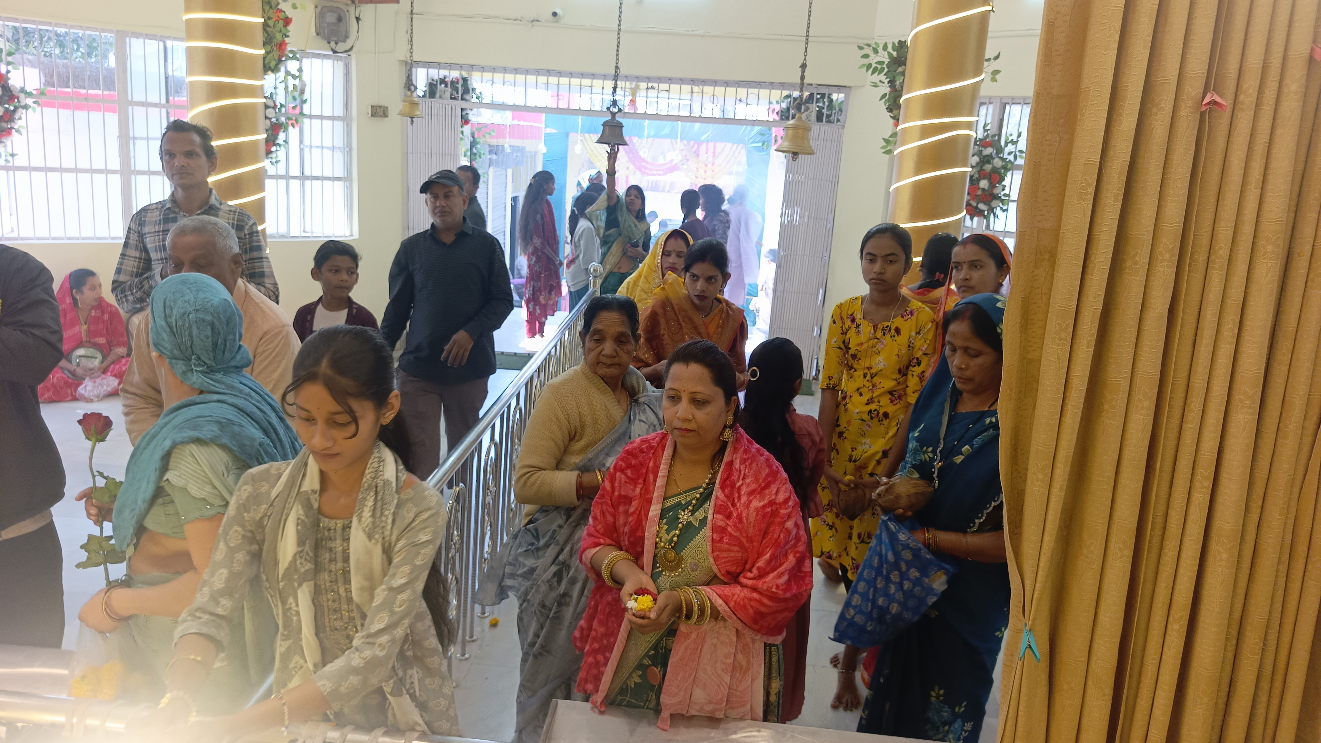 इतवारी बाजार स्थित सांई मंदिर में लगी भक्तों की भीड़।