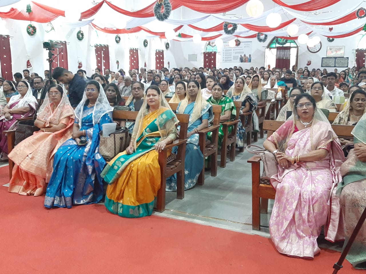 मेनोनाइट चर्च में प्रभु की आराधना कार्यक्रम में उपस्थित समाजजन।