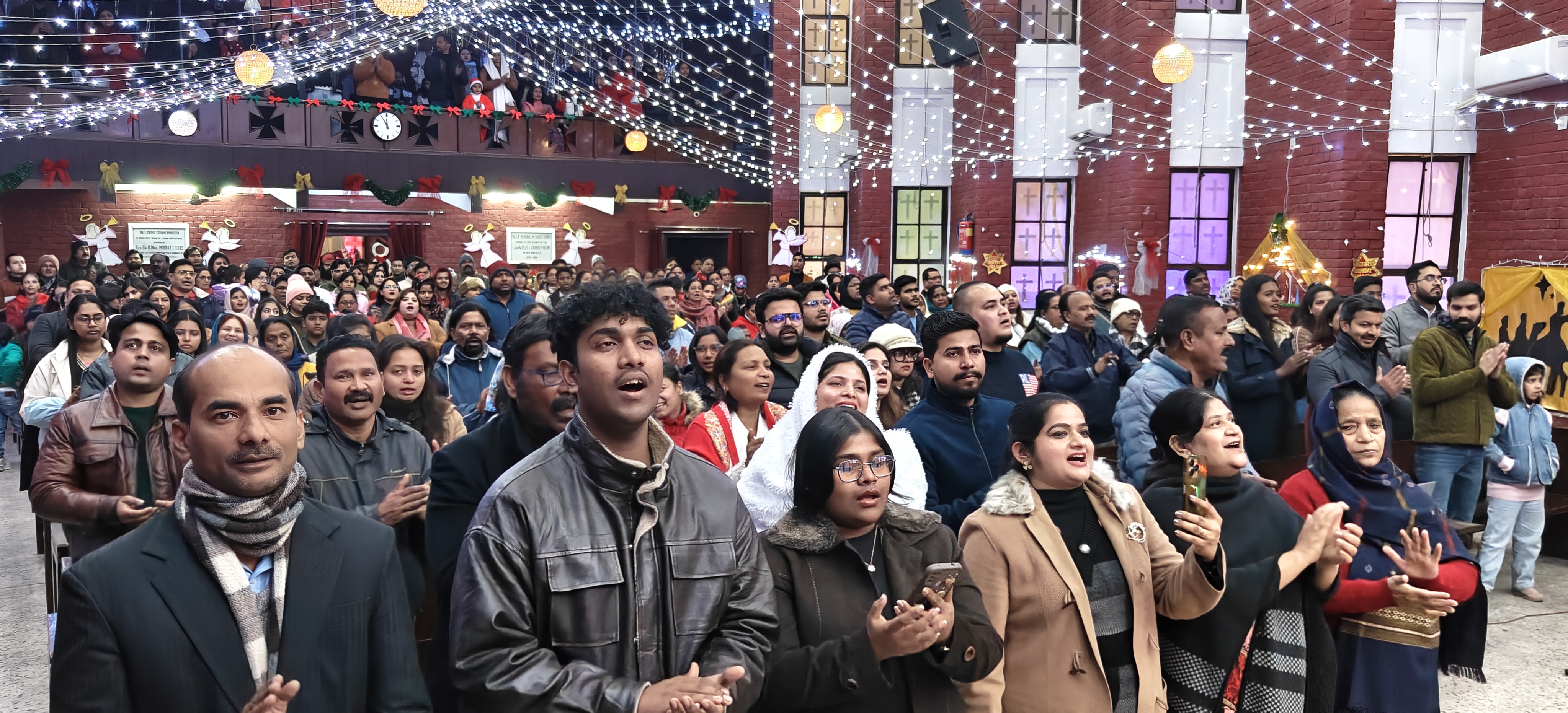 पीतलनगरी मुरादाबाद के गिरजाघरों में क्वायर्स ने गीतों की धूम मचा दी, पादरियों ने कराई प्रार्थनाएं