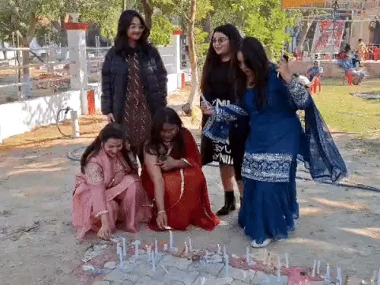 चर्च में मोमबत्तियां जलाते युवतियां । चर्च में मोमबत्तियां जलाते युवतियां ।