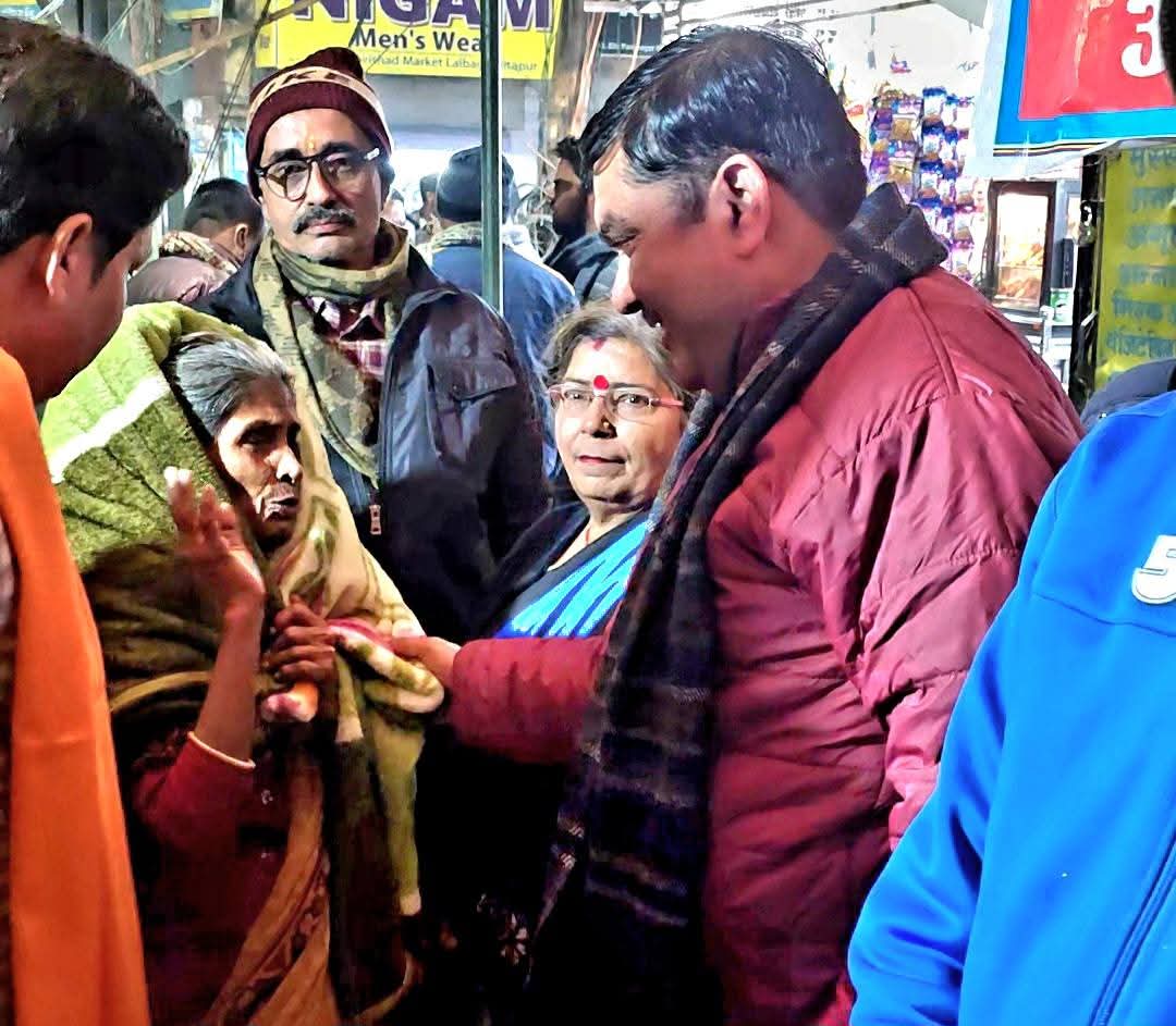 असहाय को कंबल वितरित करते हुए